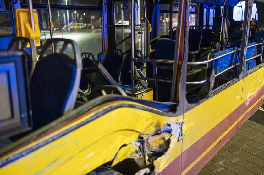 Tramwaj nr 10 wjechał w bok autobusu nr 107. Cztery osoby są lekko ranne